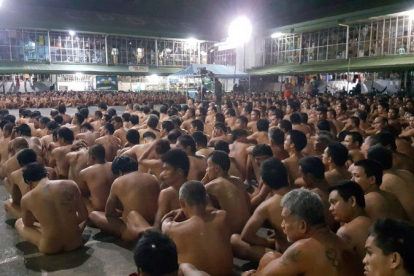Cientos de presos obligados a desnudarse y sentados en fila en el patio de la cárcel de Cebú.