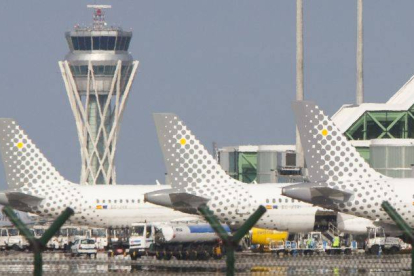 Aviones de la compañía Vueling, en el aeropuerto del Prat.