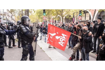 Ciudadanos se enfrentan a miembros de la policia antidisturbios durante una manifestacion en Paris  Francia  hoy  10 de octubre de 2017. /