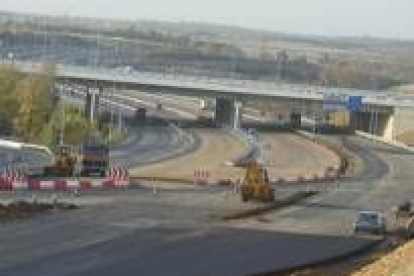 La foto muestra los trabajos en el gran intercambiador con las autopistas A-12 y la A-66 en Valverde