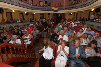 Los familiares, sentados en primera fila, observan la entrada de los restos de los fusilados. BARREDO