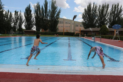 Niños se bañan en una piscina municipal. DL