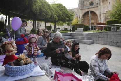 Un grupo de mujeres en el anfiteatro de la plaza de San Marcos teje para reivindicar esta actividad, ayer en León. JESÚS F. SALVADORES