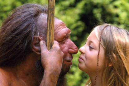Imagen de un neandertal y un humano moderno que se exhibe en el Museo Neandertal de Mettmann.
