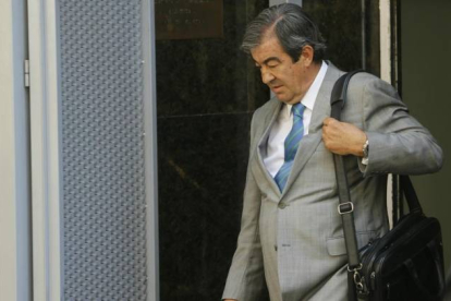Alvarez Cascos sale de declarar en la Audiencia Nacional.