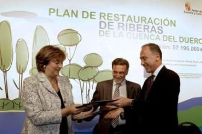 Alejo, Ruiz y Gato ríen ayer tras firmar el convenio.