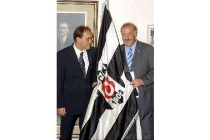 Vicente del Bosque exhibe la bandera de su nuevo equipo