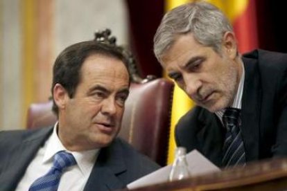 El presidente del Congreso conversa con Llamazares tras la comparecencia de Saiz.
