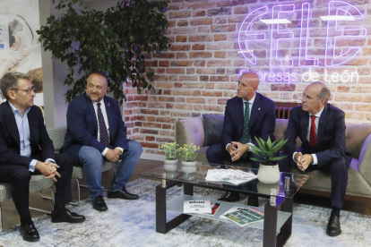 Enrique Suárez, Gerardo Álvarez Courel, José Antonio Diez y Juan María Vallejo, en el nuevo espacio. RAMIRO