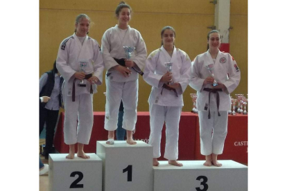 La judoca leonesa Daniela Agudo, en el podio con el bronce. DL