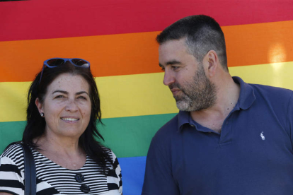 Camen Villaverde, presidenta de Awen LGTBI, junto a Luis Posada. JESÚS F. SALVADORES