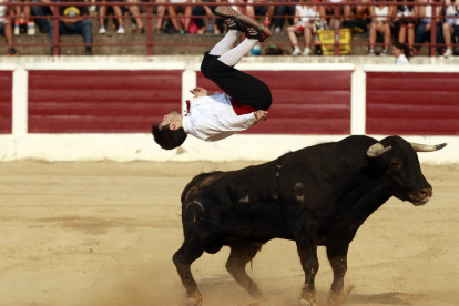 La plaza de toros coyantina acogerá mañana una exhibición de recortadores.