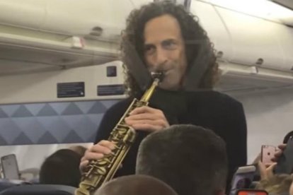 Kenny G y su saxofón, en pleno concierto improvisado.