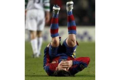 Messi se lamenta en el suelo en el momento de lesionarse