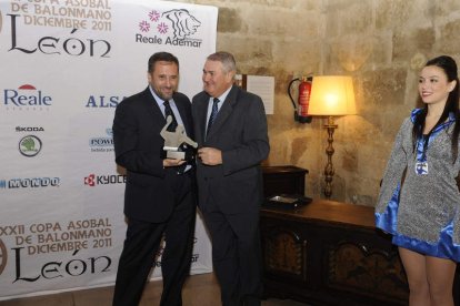 El presidente del Ademar con el presidente de la Asobal, Javier Zuriarrain, en la recepción oficial.