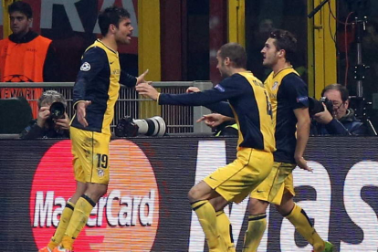 Los jugadores del Atlético de Madrid felicitan a Diego Costa tras marcar el gol de la victoria rojiblanca ante el Milan.