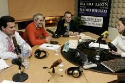 Luis Herrero, Matías Llorente y Pedro Vicente Sánchez junto a la moderadora, Nuria González
