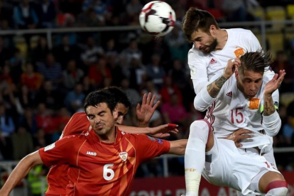 Piqué y Ramos suben a rematar una jugada de estrategia en el Macedonia-España de este domingo en Skopj