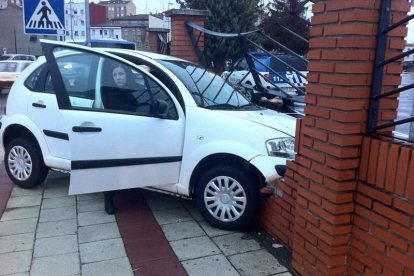 La conductora perdió el control del vehículo en la rotonda.