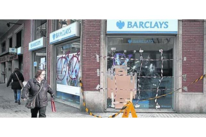 Una oficina de Barclays precintada por la policía, ayer.