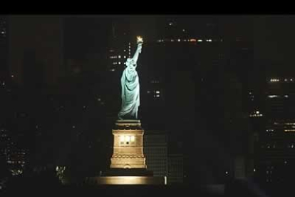 Curiosamente, la estatua de La Libertad mantuvo su iluminación mientras el miedo se apoderaba de los ciudadanos.