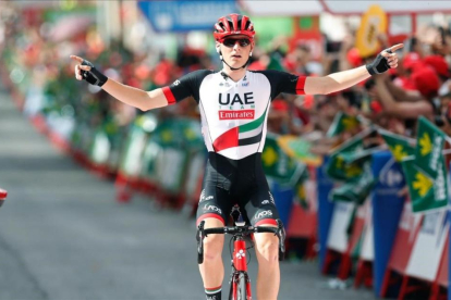 El ciclista esloveno Matej Mohoric, del equipo de Emiratos Árabes Unidos, triunfa en Cuenca