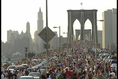 Miles de neoyorquinos corren por las calles de la ciudad presos del pánico.
