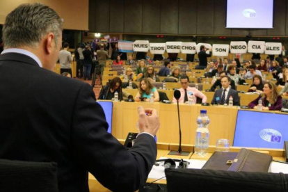 El secretario general de Vox,  Javier Ortega Smith,  durante la protesta de un grupo feminista en el Parlamento Europeo.