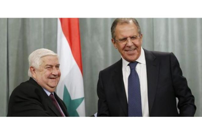 Lavrov (derecha) estrecha la mano de su homólogo sirio, en Moscú, este viernes.
