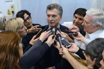 Macri, rodeado de periodistas, en el palacio presidencial, en Buenos Aires, este lunes.