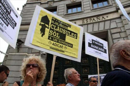 Protesta contra las cláusulas suelo ante la sede del Banco de España en Barcelona, en junio del 2015