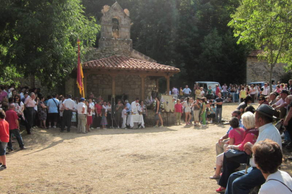 La misa se celebró en la explanada de la ermita.