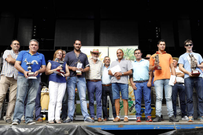 Los premiados por el sindicato, con los responsables de éste y el alcalde de La Bañeza. MARCIANO PÉREZ