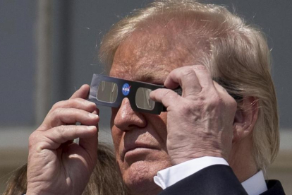 Trump se prepara para ver el eclipse de sol, en la Casa Blanca.