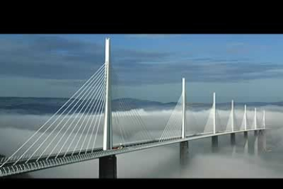 Levantado sobre el valle del Tarn, en el lado sur del Macizo Central francés, es el puente más alto del mundo y el más largo de Europa.