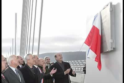 Los cuatro carriles descansan sobre una plataforma de 36.000 toneladas de acero de más de cuatro metros de espesor que en la jornada de inauguración pisó Chirac para descubrir una placa.