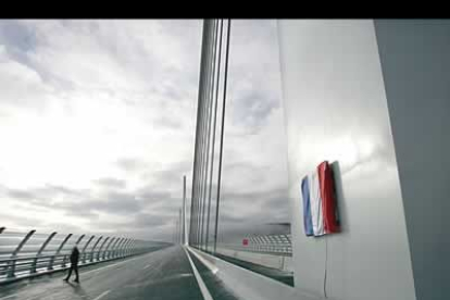 Es un tramo de autopista por encima de las nubes que sigue la filosofía de su creador: fusionar la obra del hombre con la naturaleza.