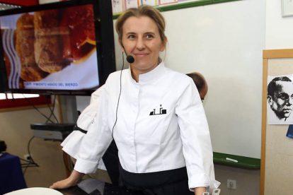Yolanda León ofrece su saber culinario en una jornada gastronómica contra el cáncer de mama.