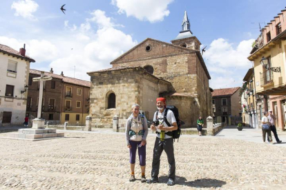 Un matrimonio de peregrinos haciendo la Ruta Jacobea a su paso por León