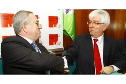 Pedro Alberto Martínez y José Ángel Hermida durante la firma del convenio que potenciará la colabora
