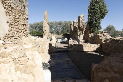 La restauración del monasterio de San Pedro de Eslonza concluirá en dos meses. MARCIANO PÉREZ