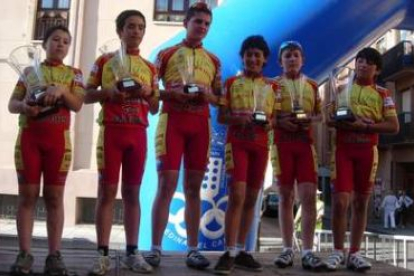 Los triunfadores del Club Ciclista León en Medina del Campo.
