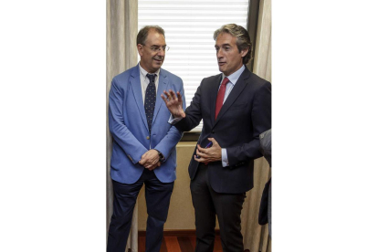 El presidente de los empresarios de Burgos y el ministro. S. OTERO