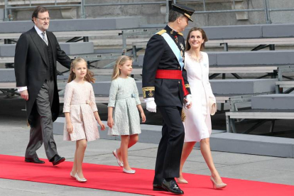 Felipe VI y Leitizia con sus hijas y el preisdente del Gobierno tras la proclamación del nuevo rey