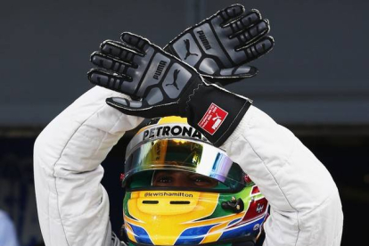 Lewis Hamilton celebra su 'pole' en Silverstone.
