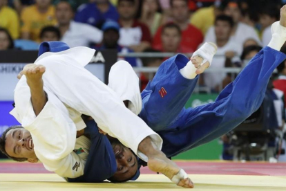 El judoca español Sugoi Uriarte (de azul) compite con el azerbayano Nijat Shikhalizada.