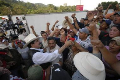 El presidente depuesto, Manuel Zelaya, saluda a sus seguidores en la frontera.