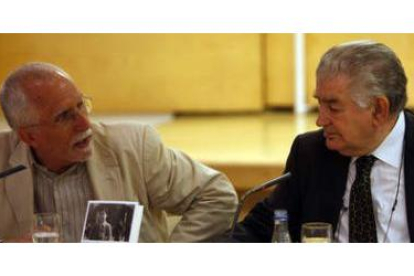 El escritor y académico leonés Luis Mateo Díez acompañó a Antonio Gamoneda en la presentación de sus