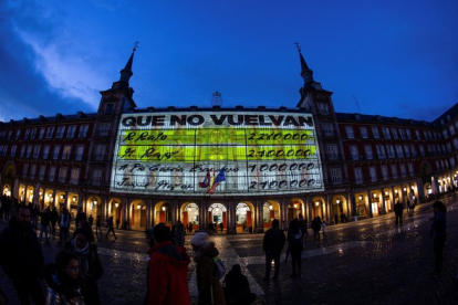 La plaza Mayor de Madrid con la imagen de los papeles de Bárcenas.
