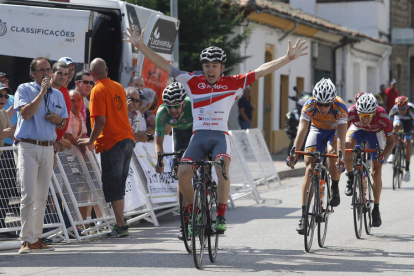 Mikel Elorza festeja con toda su rabia su victoria al esprint en la meta de Sabero por delante del leonés Araque y de su compañero Goikoetxea